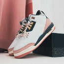 Air Jordan 3 Retro Vintage Floral FZ3620-100 in hand met premium materialen, vintage midsole en gebloemde elephant print details

