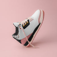 Close-up van Air Jordan 3 Retro Vintage Floral FZ3620-100 met zichtbare Air unit, beige vintage-effect en gebloemd elephant print patroon

