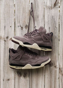 Meerdere paren DV6773-220 strak naast elkaar geplaatst op marmerachtige ondergrond, met zicht op de crèmekleurige midsole en metalen wings