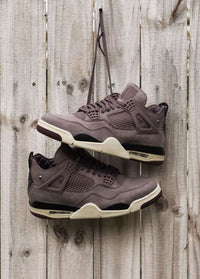 Meerdere paren DV6773-220 strak naast elkaar geplaatst op marmerachtige ondergrond, met zicht op de crèmekleurige midsole en metalen wings