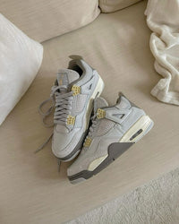 Meerdere paren DV3742-021 strak gestyled op betonvloer met zichtbare off-white midsoles, matte cages en minimalistische details