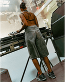 DH6927-061 on-feet gedragen op straat met zwarte jeans, infrarood accenten en cementzool perfect zichtbaar tijdens een casual outfitmoment Air_Jordan_4_Infrared_on_feet_Joella_Jackson_Givesoule