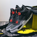 Originele verpakking van DH6927-061 opengeklapt met cementprint op het deksel en beide sneakers schuin geplaatst op het originele inpakpapier