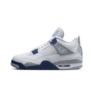Air Jordan 4 Retro Midnight Navy DH6927-140 vanaf de voorzijde met contrasterende navy accenten, witte upper en cementgrijze midsole