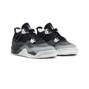 Air Jordan 4 Retro Fear bovenaanzicht van de nubuck upper in zwart en antraciet met Pure Platinum details en zwarte veters