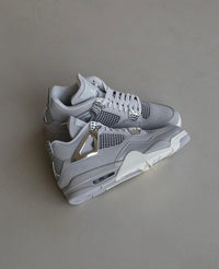 Bovenaanzicht van de sneaker in grijze en zilveren tinten met zichtbare mesh-panelen en leren afwerking.