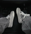 Lifestyle shot van de sneaker gedragen met casual outfit, perfect voor streetwear styling en dagelijks gebruik.