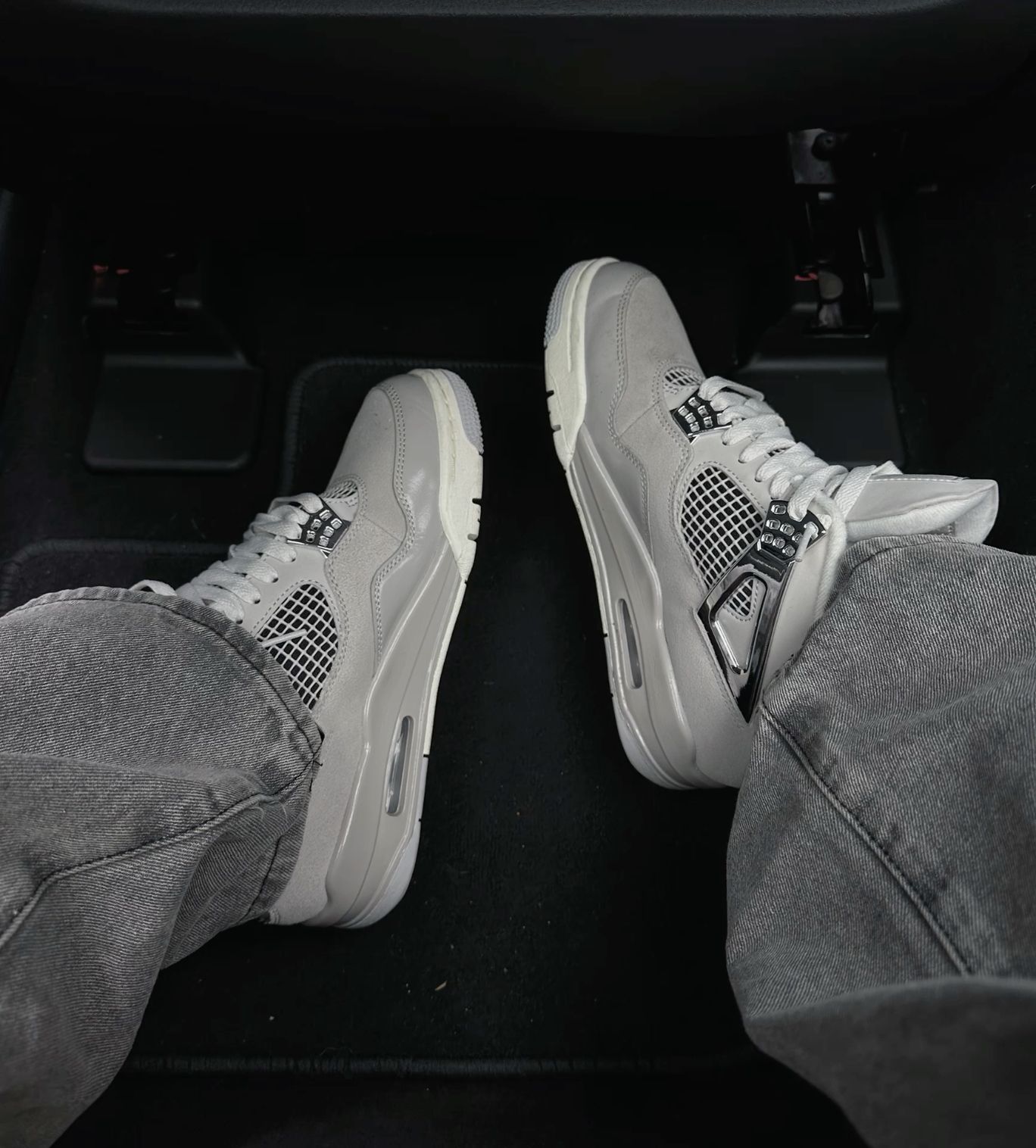 Lifestyle shot van de sneaker gedragen met casual outfit, perfect voor streetwear styling en dagelijks gebruik.