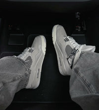 Lifestyle shot van de sneaker gedragen met casual outfit, perfect voor streetwear styling en dagelijks gebruik.