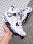 Air Jordan 4 Midnight Navy DH6927-140 in hand bij de hiel vastgehouden, met zicht op blauwe branding, cement heeltab en wit leer