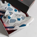 FV5029-141 half uit originele cementdoos gehaald met zicht op blauw-wit tonglabel, grijze overlays en witte veters op mesh toebox