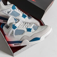 FV5029-141 half uit originele cementdoos gehaald met zicht op blauw-wit tonglabel, grijze overlays en witte veters op mesh toebox