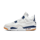 Air Jordan 4 Retro Navy x Nike SB zijaanzicht van wit leren bovenwerk met navy accenten en gum rubber buitenzool