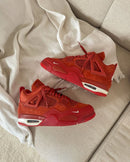 Air Jordan 4 Retro OG SP Nigel Sylvester Brick by Brick paar sneakers op beige stof, close-up van veters en zijkant