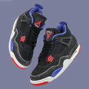In hand shot van de Air Jordan 4 Retro Rare Air met premium wit leer, zwarte mesh panelen en geborduurde branding