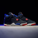 On feet van de Jordan 4 Rare Air met contrasterende kleuren, OG-vibe en zichtbare Air-unit in de hak