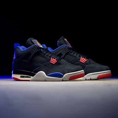 On feet van de Jordan 4 Rare Air met contrasterende kleuren, OG-vibe en zichtbare Air-unit in de hak