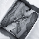 Meerdere paren FQ7928-001 in flatlay op lichte studio-ondergrond, met zichtbare icy outsole en reflecterende Paris branding op de tong