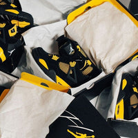 DH6927-017 net uit de originele box gehaald, met zichtbare Jumpman-tong, contrasterende binnenvoering en gele midsole op licht papier