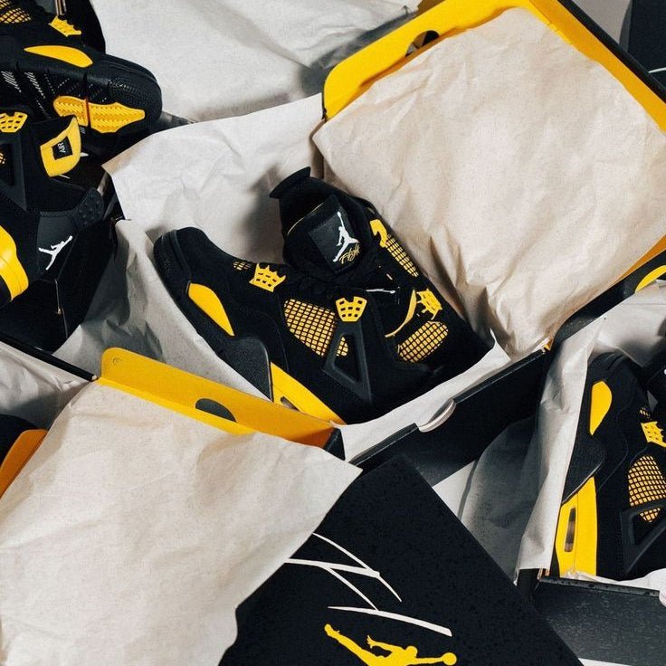 DH6927-017 net uit de originele box gehaald, met zichtbare Jumpman-tong, contrasterende binnenvoering en gele midsole op licht papier