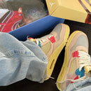 DC9533-800 net uit de Union LA-collab box gehaald met zicht op de custom tongstructuur, rode heeltab en kleurrijke zoolranden