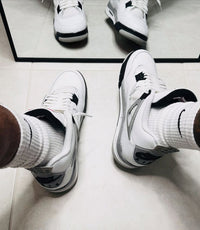 Unboxed Jordan 4 SB Navy DR5415-100 net uit originele doos, met zichtbare skatedetails zoals extra padding en low-profile tong