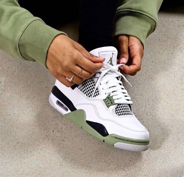 Close-up van AQ9129-103 toont het mintkleurige Jumpman-logo op de tong, geperforeerde toebox en contrasterende zwarte eyelets