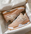DJ0675-200 deels uit originele doos gehaald met focus op de glanzende tongtag, zachte kleuren en de beige outsole tegen neutrale backdrop