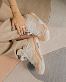 DJ0675-200 on-feet gedragen met off-white trousers, perfect gecombineerd met de warme tinten van de schoen en minimalistische styling