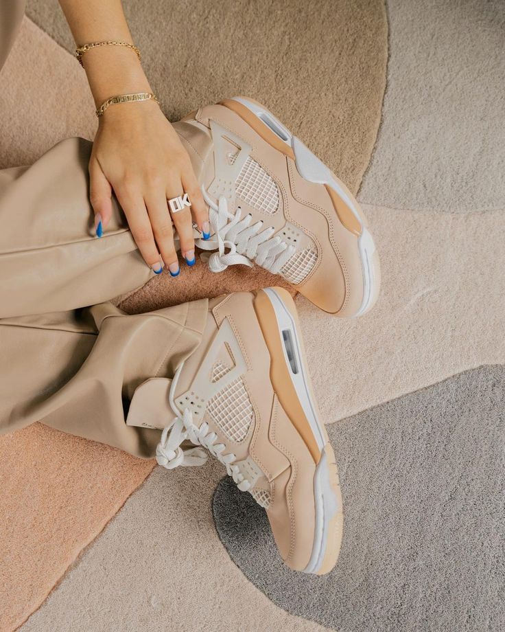 DJ0675-200 on-feet gedragen met off-white trousers, perfect gecombineerd met de warme tinten van de schoen en minimalistische styling