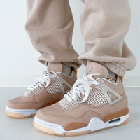 DJ0675-200 on-feet gedragen met off-white trousers, perfect gecombineerd met de warme tinten van de schoen en minimalistische styling