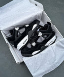 FQ8138-001 net uit de doos gehaald met zicht op witte details, gelaagde midsole en de originele doos met cement-print onder het licht