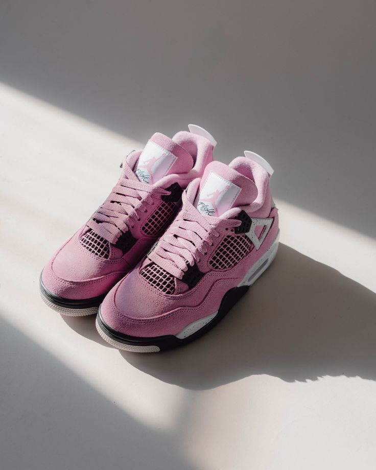 Detailopname van AQ9129-501 met focus op het gestikte roze Jumpman-logo en het gespikkelde hielvlak in lavendelgrijze tint