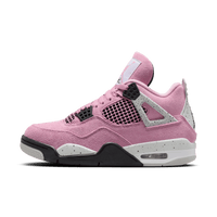Air Jordan 4 WMNS Orchid AQ9129-501 vanaf de voorzijde met paarse upper en lichtroze tonglabel, gefotografeerd onder zacht diffuus licht