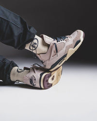 Close-up Air Jordan 4 x A Ma Maniére Fossil Stone FZ4810-200 met premium suède en subtiele gouden accenten