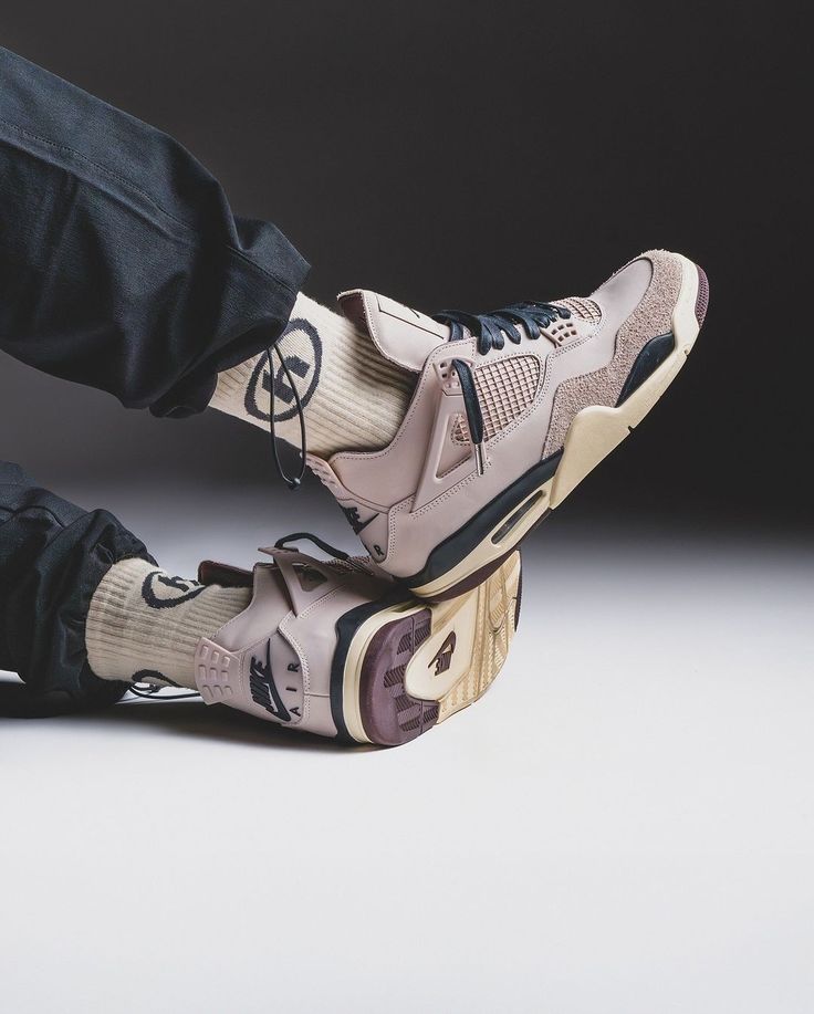 Close-up Air Jordan 4 x A Ma Maniére Fossil Stone FZ4810-200 met premium suède en subtiele gouden accenten