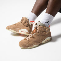 Air Jordan 6 Travis Scott British Khaki DH0690-200 on-feet gecombineerd met cargobroek voor een streetwear look

