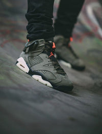 Air Jordan 6 Travis Scott Medium Olive CN1084-200 on-feet gecombineerd met cargobroek voor een militaire streetwear look

