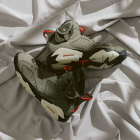 Close-up van Air Jordan 6 Travis Scott Medium Olive CN1084-200 met perforaties, zichtbare Air unit en Cactus Jack branding

