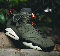 Air Jordan 6 Travis Scott Medium Olive CN1084-200 in hand met premium nubuck en signature stash pocket

