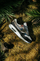 Hielshot van de AM1 Escape Treeline met geborduurde branding, contrasterende hielstructuur en retro hiking-look