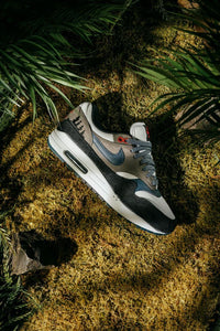 Hielshot van de AM1 Escape Treeline met geborduurde branding, contrasterende hielstructuur en retro hiking-look