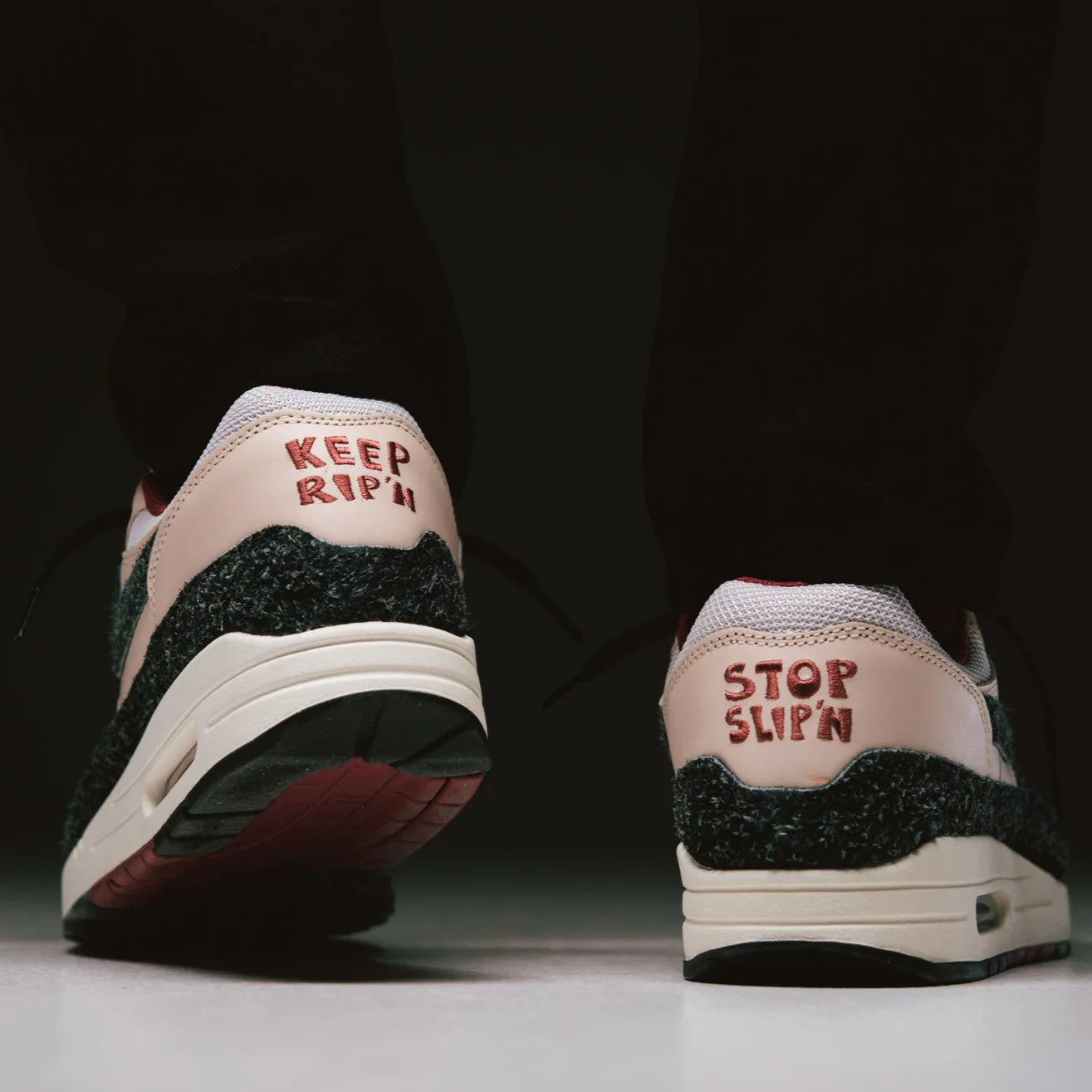 Bovenaanzicht van de Nike AM1 Keep Rippin Stop Slippin 2.0 met pearl white toebox, mesh tong en witte veter