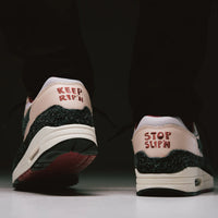 Bovenaanzicht van de Nike AM1 Keep Rippin Stop Slippin 2.0 met pearl white toebox, mesh tong en witte veter