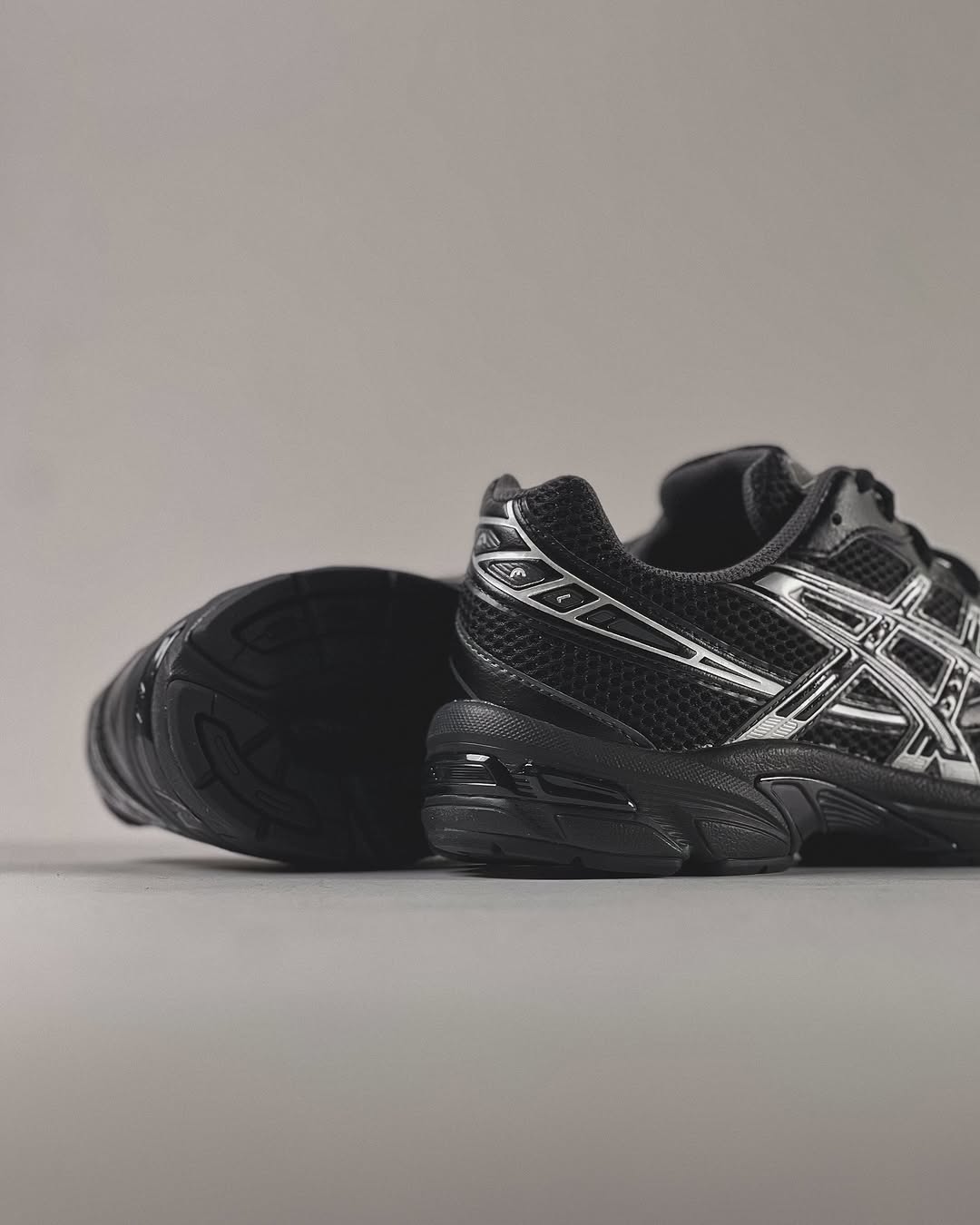 ASICS GEL-1130 Black Pure Silver 1201A256-020 on-feet met straight-fit cargo pants voor een sportieve en cleane urban fit

