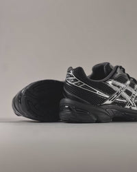 ASICS GEL-1130 Black Pure Silver 1201A256-020 on-feet met straight-fit cargo pants voor een sportieve en cleane urban fit

