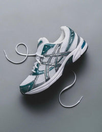 ASICS GEL-1130 Dark Neptune 1201A256-404 on-feet met zwarte cargobroek voor een robuuste en cleane streetwear stijl


