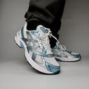 ASICS GEL-1130 Shark Tank 1201A256-116 on-feet gecombineerd met loose-fit cargo's voor een techwear-geïnspireerde stijl

