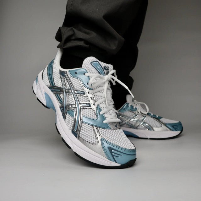 ASICS GEL-1130 Shark Tank 1201A256-116 on-feet gecombineerd met loose-fit cargo's voor een techwear-geïnspireerde stijl

