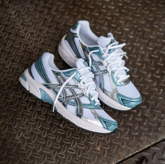Close-up van de ASICS GEL-1130 Shark Tank 1201A256-116 met gel-demping, Shark Grey mesh en gestroomlijnde zoolconstructie

